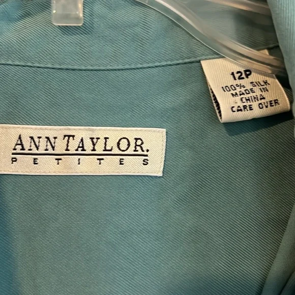 💚 Ann Taylor Silk Top - Picture 2 of 3
